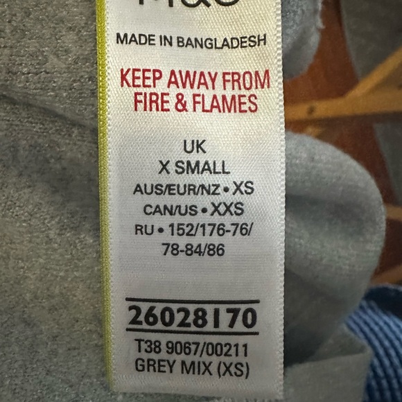 NWOT Marks & Spencer Disney’s Mickey & Minnie LOVE crewneck sweater size XS knit - Picture 10 of 10